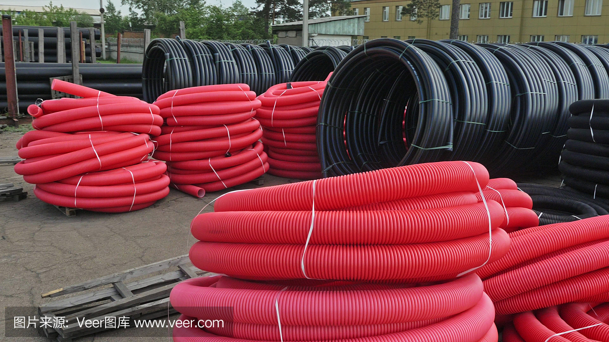 成品塑料管倉(cāng)庫(kù),工業(yè)戶外儲(chǔ)存場(chǎng)地。生產(chǎn)塑料水管的工廠。